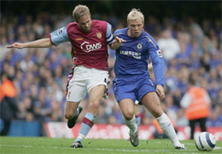 Mellberg á hér í höggið við Eið Smára Guðjohnsen í leik Aston Villa og Chelsea fyrir skömmu