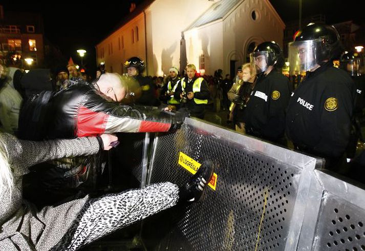 Fjölgun lögreglumanna á vakt, fleiri lögreglubílar í notkun og ýmislegt fleira hefur í för með sér mikinn kostnaðarauka fyrir lögregluna, þegar mótmæli eiga sér stað.