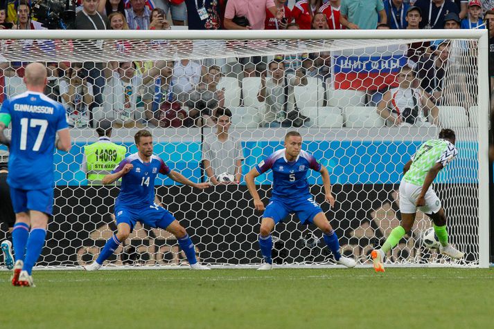 Ahmed Musa skorar seinna mark Nígeríu í 2-0 sigri á Íslandi eftir frábæran sprett upp vinstri kantinn.