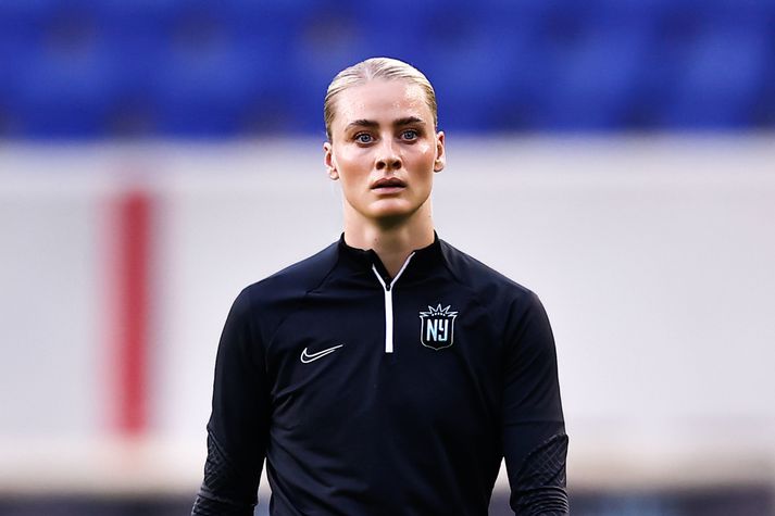 Svava Rós Guðmundsdóttir hitar upp fyirr leik hjá NJ/NY Gotham FC en hún hefur ekkert fengið að spila í síðustu leikjum.