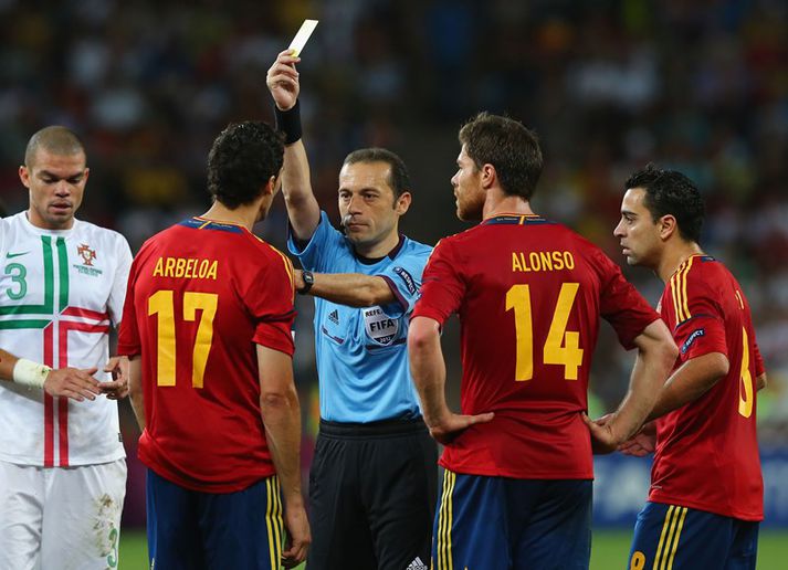 Cakir að spjalda Arbeloa í leik Spánar og Portúgals á síðasta EM.