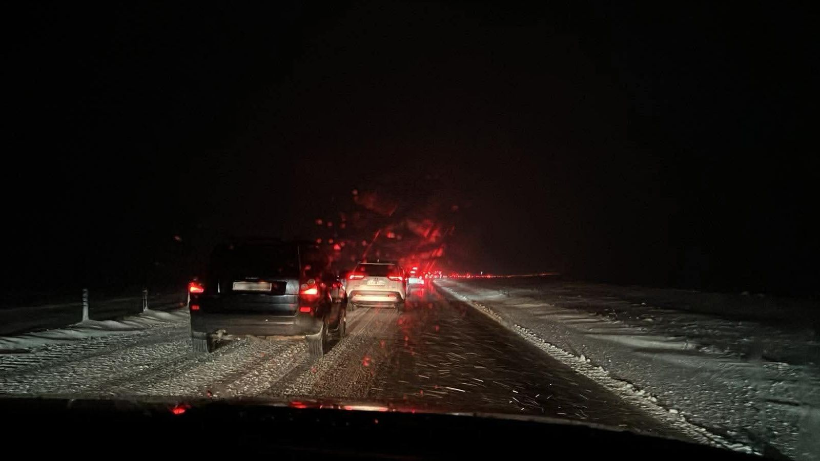 Bíll við bíl á Hellis­heiði eftir að heyrúllur féllu á veginn