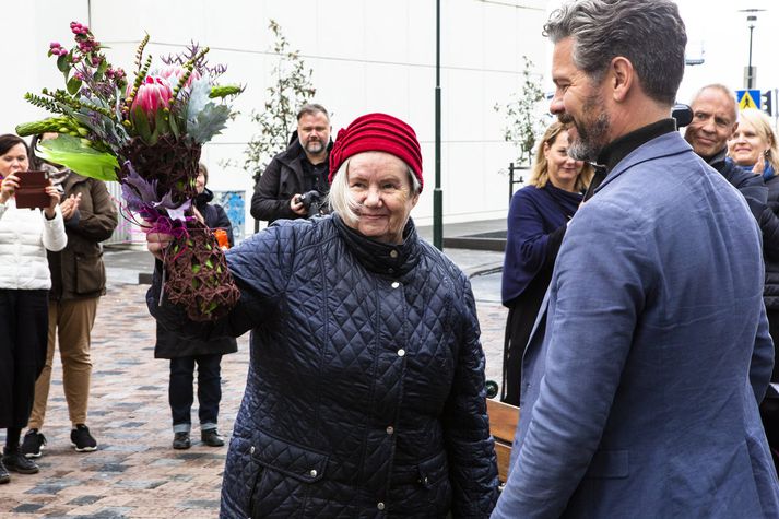 Vilborg fékk blóm úr hendi borgarstjórans. 