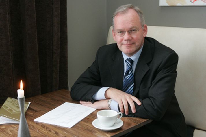 Hannes Hólmsteinn Gissurarson stjórnmálafræðiprófessor sat í bankaráði Seðlabankans.