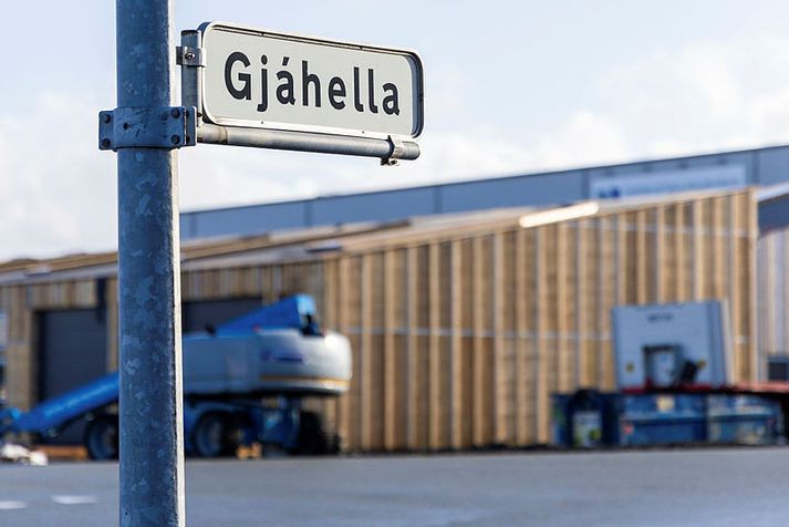 Fólkið var handtekið við bílaverkstæði við Gjáhellu þar sem þau virðast hafa ætlað að reyna að nálgast efnin sem falin voru í bílnum.