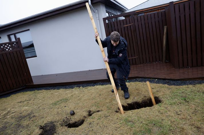 Þorleifur prófaði meðal annars að reka spýtur ofan í holurnar.