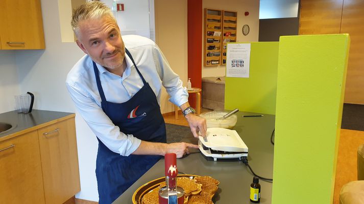 Aðalsteinn Leifsson, ríkissáttasemjari, bauð upp á vöfflur við undirritun samninganna í dag.