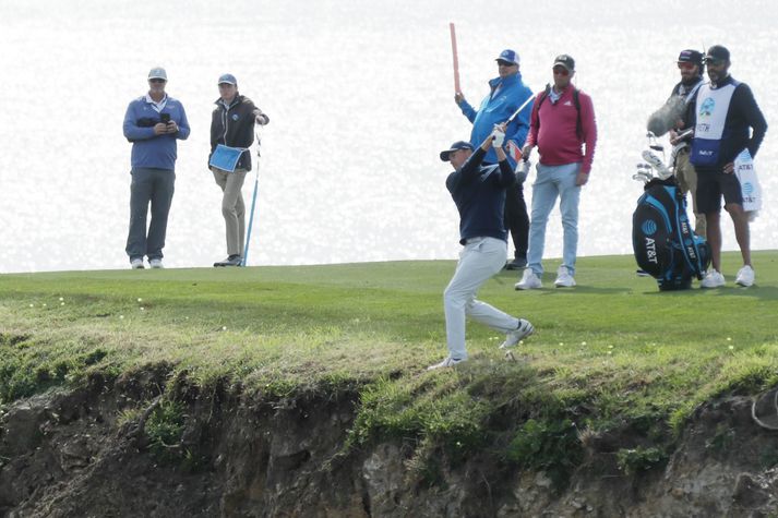 Jordan Spieth slær á brúninni á áttundu holu Pebble Beach golfvallarins í fyrra.