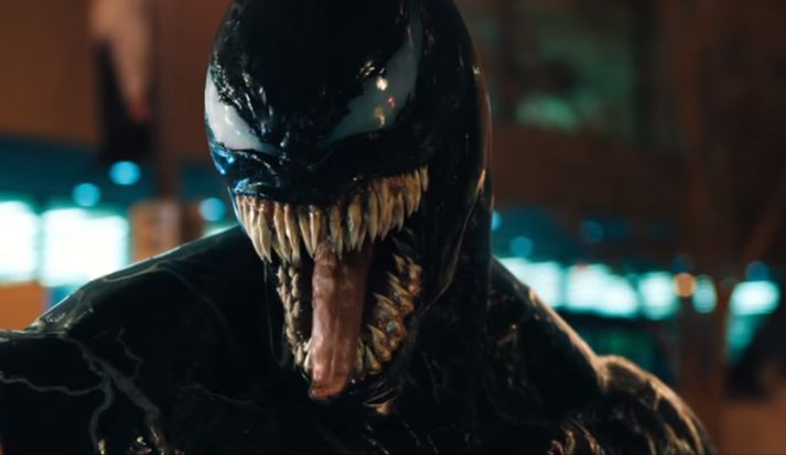 Tom Hardy leikur Eddie Brock sem smitast af hýslinum Venom.
