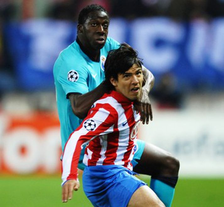 Cissokho í baráttu við Sergio Aguero hjá Atletico