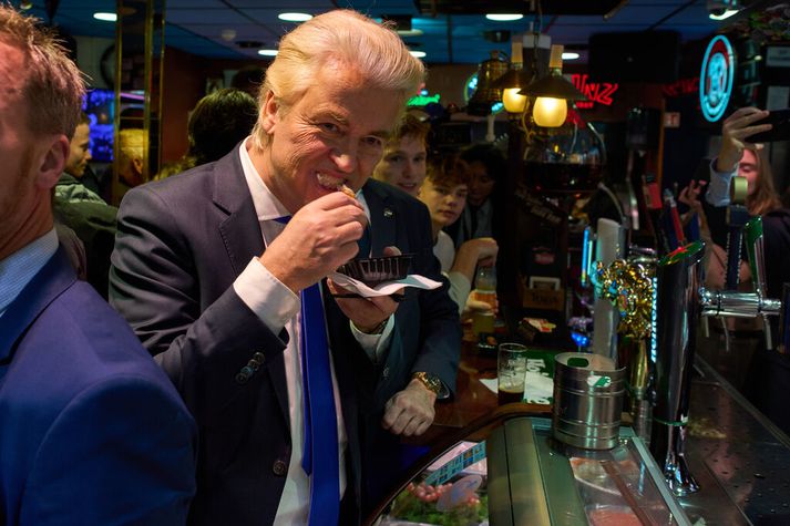 Geert Wilders, formaður Frelsisflokksins, fær sér að borða á knæpu í Volendam.