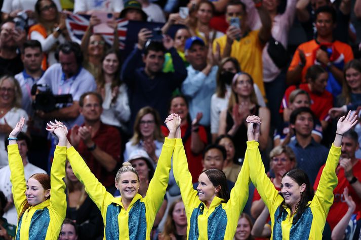 Mollie O'Callaghan, Shayna Jack, Emma McKeon og Meg Harris unnu gullið í 4x100 metra boðsundi á Ólympíuleikunum í París.