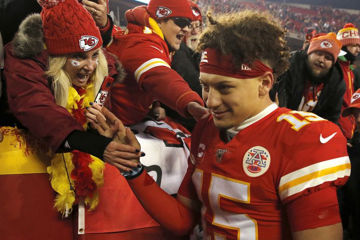 Patrick Mahomes fagnar ótrúlegum endurkomusigri Kansas City Chiefs í gær.