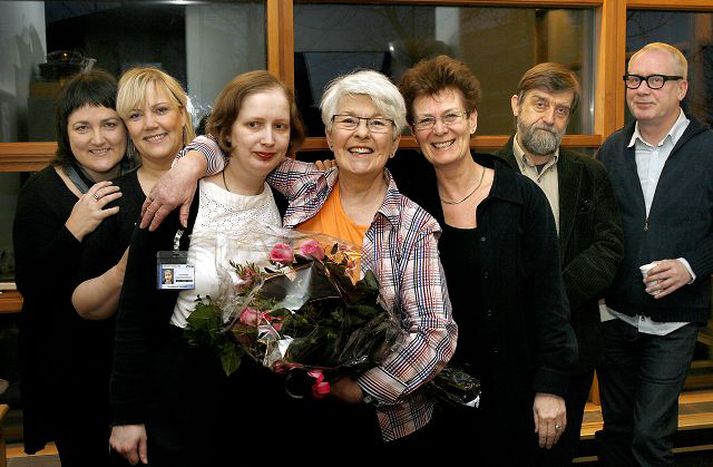 700 þættir í höfn. Gerður G. Bjarklind ásamt samstarfsfólki sínu í Ríkisútvarpinu. Frá vinstri: Hrafnhildur Halldórsdóttir, Guðrún Gunnarsdóttir, Una Margrét Jónsdóttir, Gerður G. Bjarklind, Sigrún Stefánsdóttir dagskrárstjóri, Ævar Kjartansson og Viðar Eggertsson. fréttablaðið/gva