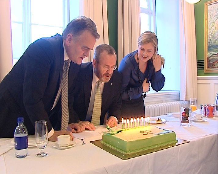 Guðni Ágústsson, varaformaður flokksins, Jón Sigurðsso, formaður, og Sæunn Stefánsdóttir, ritari, blása á kertin á afmæliskökunn.