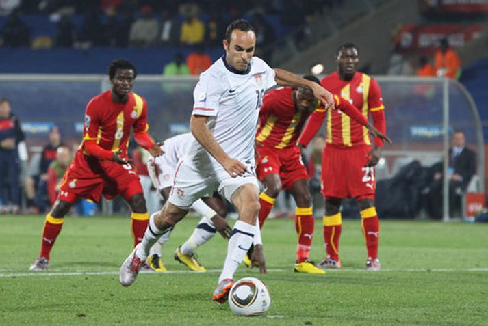 Landon Donovan skorar í leik Bandaríkjanna og Gana.