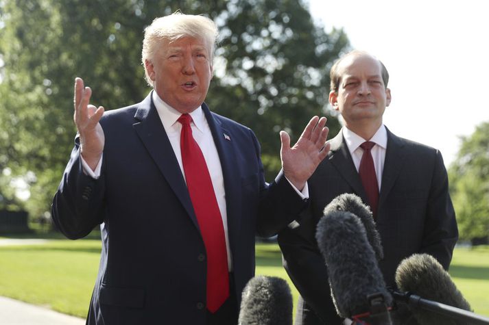 Donald Trump tilkynnti afsögn Acosta áður en hann hélt í opinbera heimsókn til Wisconsin og Ohio.