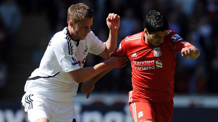 Gylfi Þór Sigurðsson og Luis Suarez.