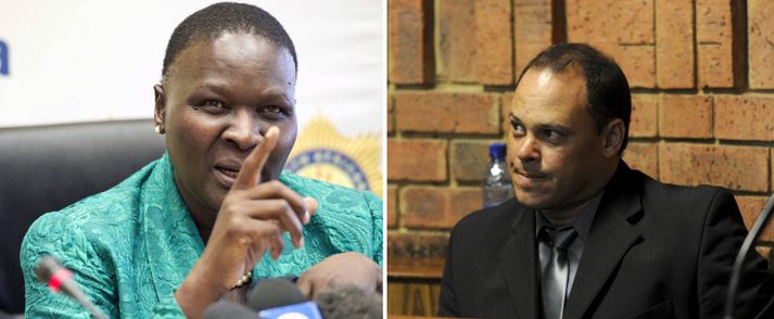 Mangwashi Phiyega (t.v.), ríkislögreglustjóri Suður-Afríku og rannsóknarlögreglumaðurinn Hilton Botha.