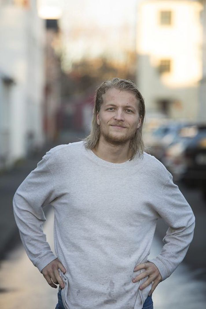 Þór Birgisson leikur í sýningunni Menn skemmtikvöld í Þjóðleikhúskjallaranum.