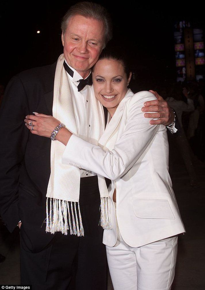 Ef Angelina Jolie heldur Visit Your Relatives-daginn hátíðlegan gæti hún tekið upp á að heimsækja föður sinn, John Voight.