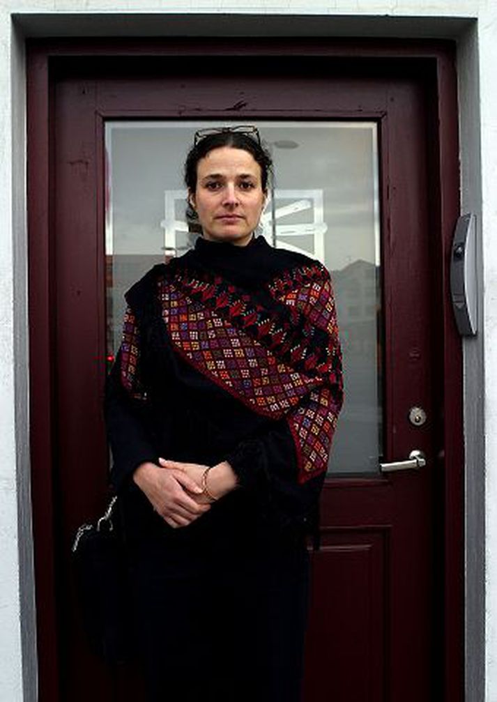 Palestínska konan Nadya Engler segir margar konur í Palestínu telja eiginmenn sína hafa rétt á að beita ofbeldi heima við.