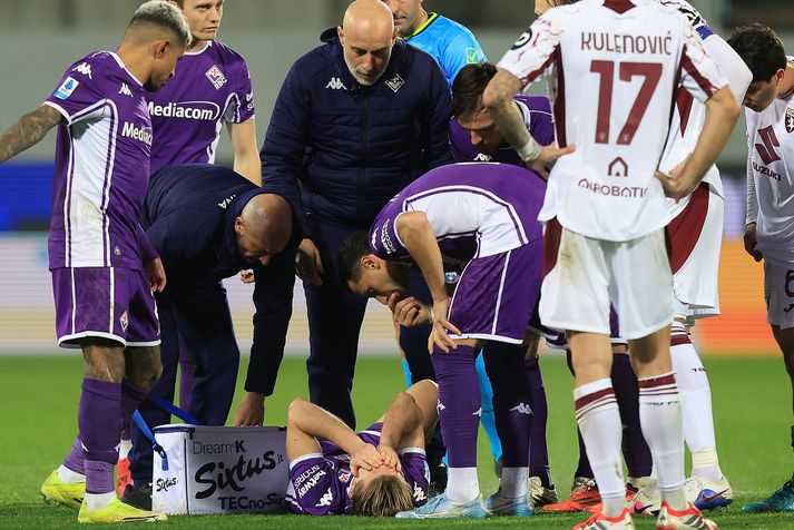 Albert Guðmundsson liggur hér sárþjáður á vellinum eftir að hafa meiðst á ökkla í leik með Fiorentina í kvöld.