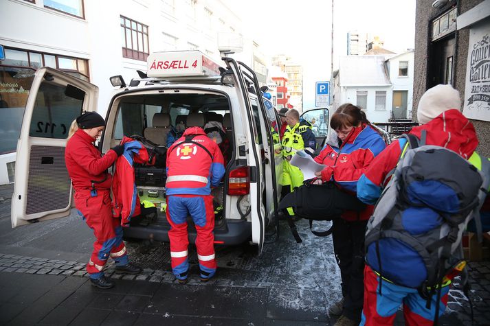 Á fjórða tug sérhæfðra björgunarsveitarmanna leita nú að Birnu Brjánsdóttur í miðbæ Reykjavíkur. Leitarsvæðið nær frá þeim punkti þar sem síðast sást til Birnu á eftirlitsmyndavélum.