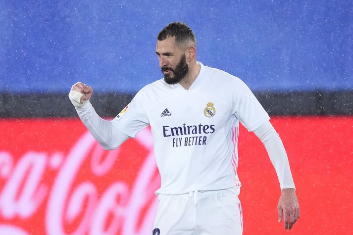 Benzema skoraði enn eitt skallamarkið í 2-0 sigri Real í kvöld.