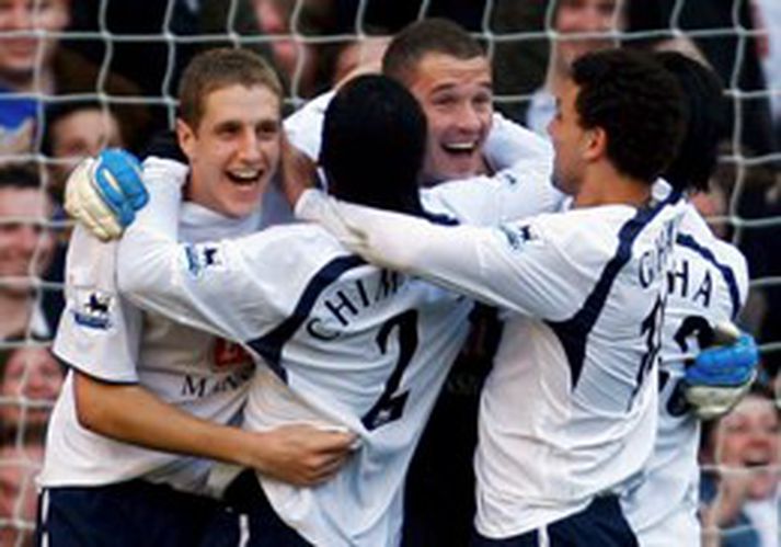 Leikmenn Tottenham fagna Paul Robinson eftir markið ótrúlega