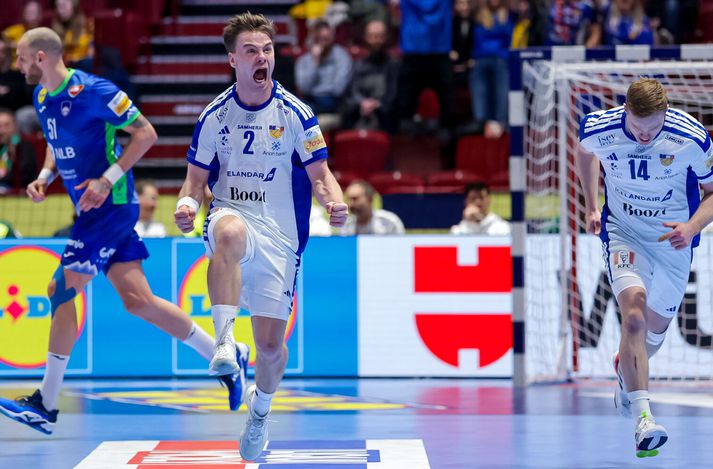 Óðinn Þór Ríkharðsson fagnar einu af sjö mörkum sínum í dag en hann kveikti í íslenska liðinu með frábærum mörkum en einnig flottum og hugrökkum tilþrifum í vörninni.