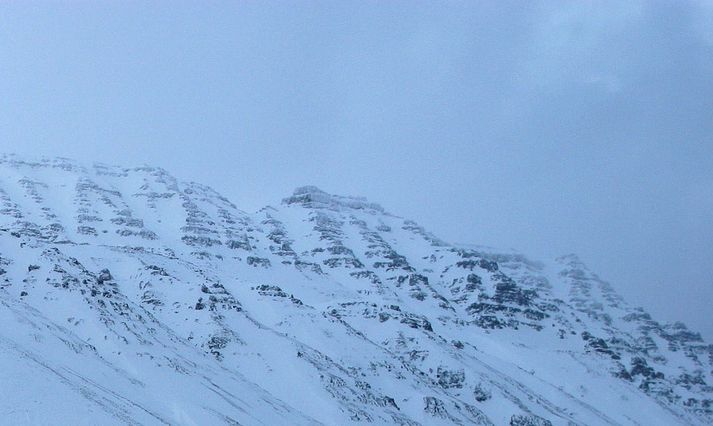 Á vef Veðurstofunnar segir að búast megi við hríðarverði um landið norðvestanvert og síðar á norðausturlandi.