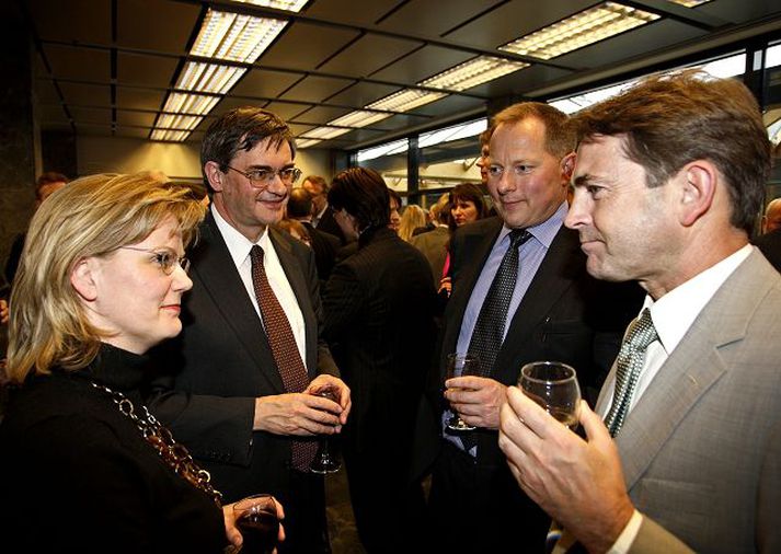 Hér ræða málin Edda Rós Karlsdóttir hagfræðingur sem nú starfar á skrifstofu Alþjóðagjaldeyrissjóðsins á Íslandi, Franek Rozwadowski, sendifulltrúi AGS með aðsetur hér, Svein Harald Øygard seðlabankastjóri og Finnur Sveinbjörnsson, bankastjóri Nýja Kaupþings. 