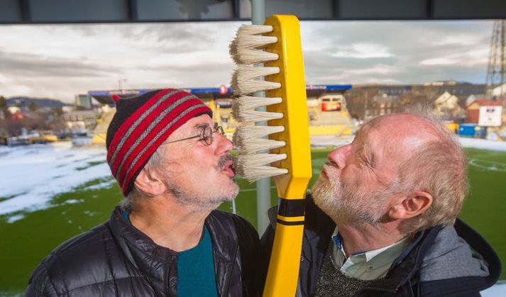 Hressir stuðningsmenn Bodø/Glimt smella kossi á risavaxna gula tannburstann sem er eins konar tákn liðsins.