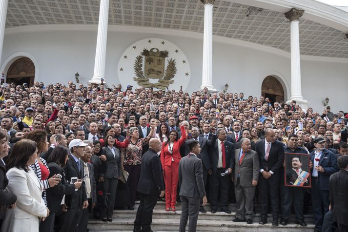 Delcy Rodriguez, nýkjörinn forseti þingsins sést hér fremst í flokki við hlið Nicolas Maduro, forseta Venesúela.