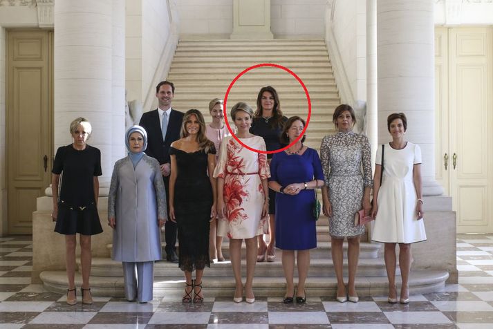 Hér má sjá hópinn. Brigitte Macron er lengst til vinstri, Melania Trump stendur fyrir miðju í svörtum kjól og Þóra er með rauðan hring utan um sig.