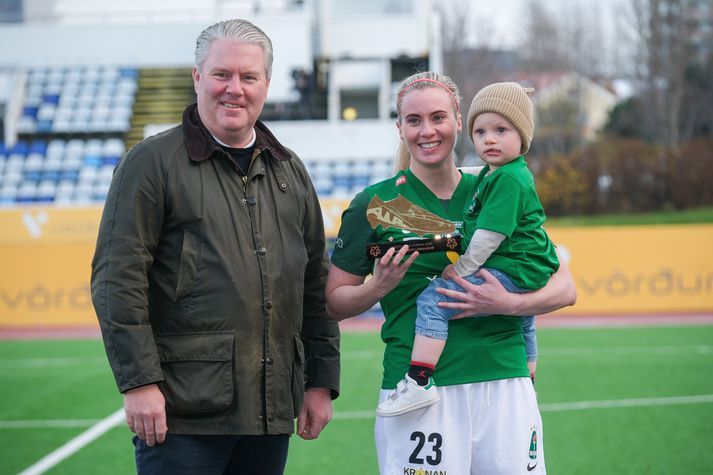 Berglind Björg Þorvaldsdóttir ásamt Ólafi Hrafni Ólafssyni, varaformanni ÍTF, og syni sínum.