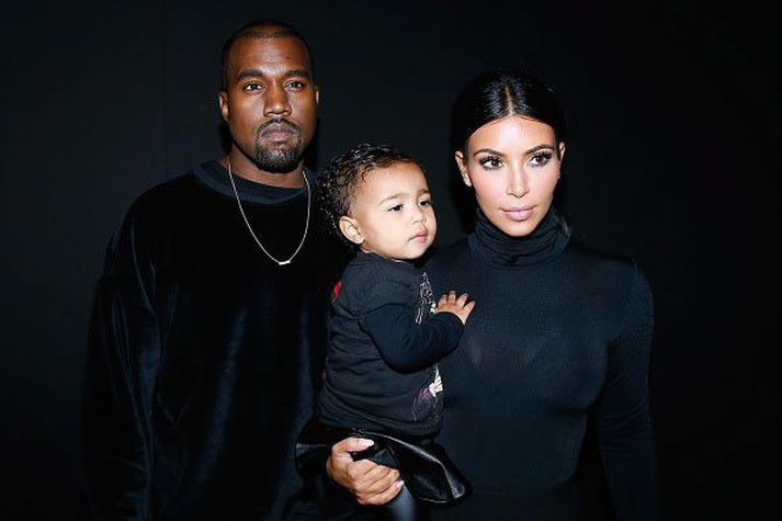 Kim Kardashian ásamt eiginmanni sínum Kanye West og dóttur þeirra North West. Kim er af armenskum uppruna og ekki sátt við auglýsingar Tyrkja í bandarískum blöðum.
