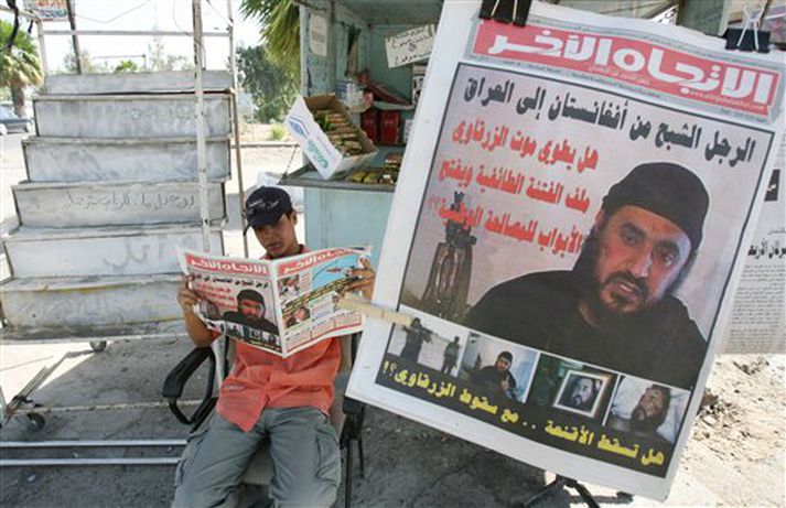 Mynd af al-Zarqawi á forsíðu írasks dagblaðs. Nýr leiðtogi al Kaída í Írak heitir því að hefna hans með hermdarverkum á næstu dögum.