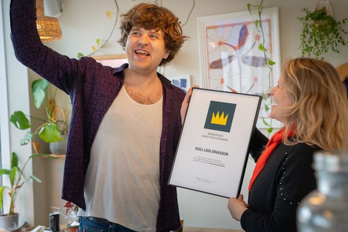 Egill Logi Jónasson gengur undir listamannsnafninu Drengurinn Fengurinn. Hér er hann með Berglindi Häsler, formanni minningarsjóðsins.