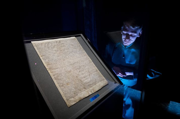 Rekja má þetta rit Magna Carta aftur til ársins 1215 þegar bálkurinn var samþykktur.