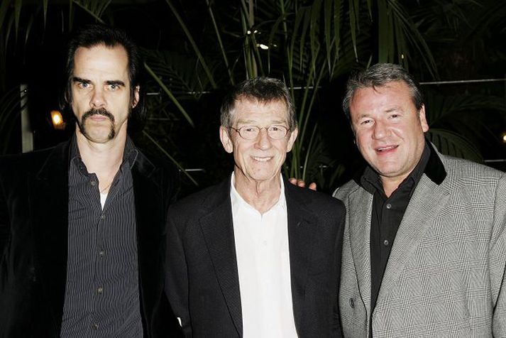 Mæta til landsins Ray Winstone mætir til landsins vegna frumsýningar myndarinnar The Proposition og Nick Cave rær að því öllum árum að komast einnig. Hér eru þeir ásamt John Hurt sem einnig leikur í myndinni.