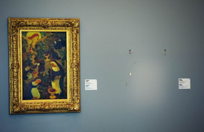 Á veggnum í Rotterdam þar sem málverk eftir Henri Matisse hékk áður blasa nú við auðar festingarnar.