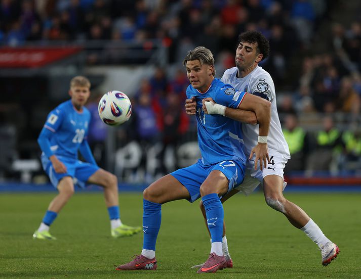 Brynjólfur Willumsson í baráttunni við Asera.