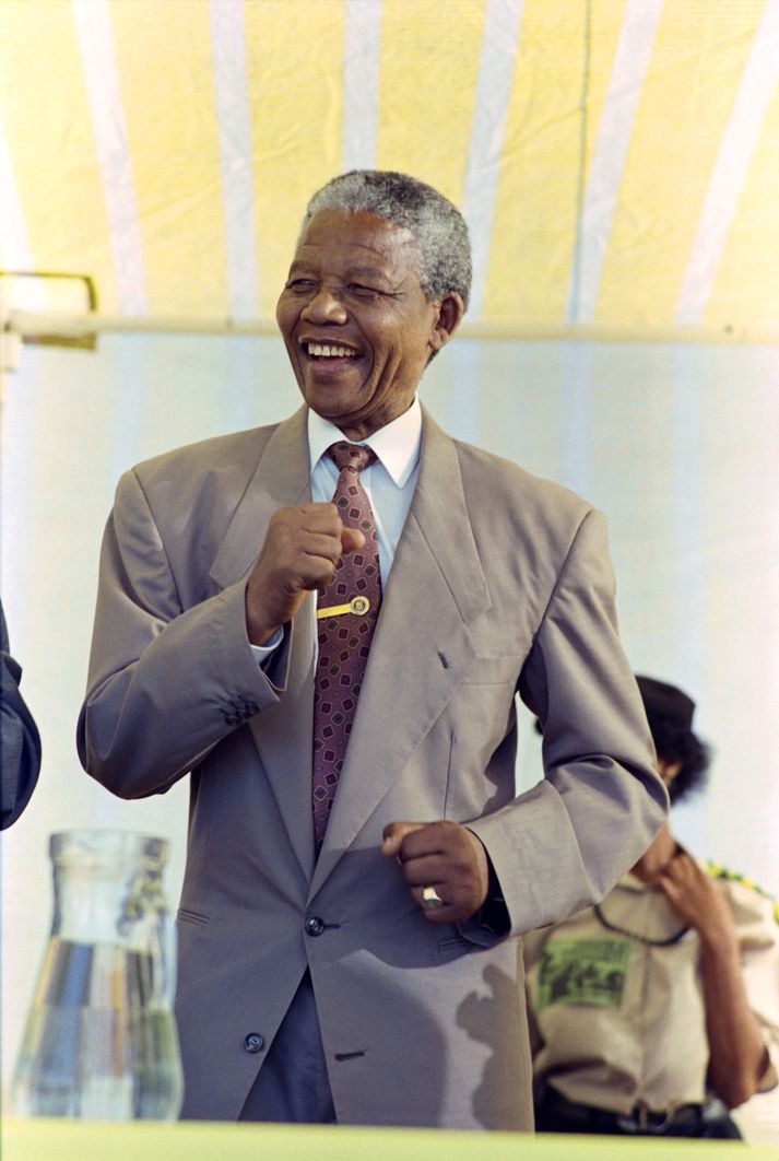 Á myndinni má sjá Mandela dansa 20. mars 1992 þegar hann tilkynnti blökkufólki í Suður Afríku að þætti myndi taka þátt í næstu kosningum landsins,