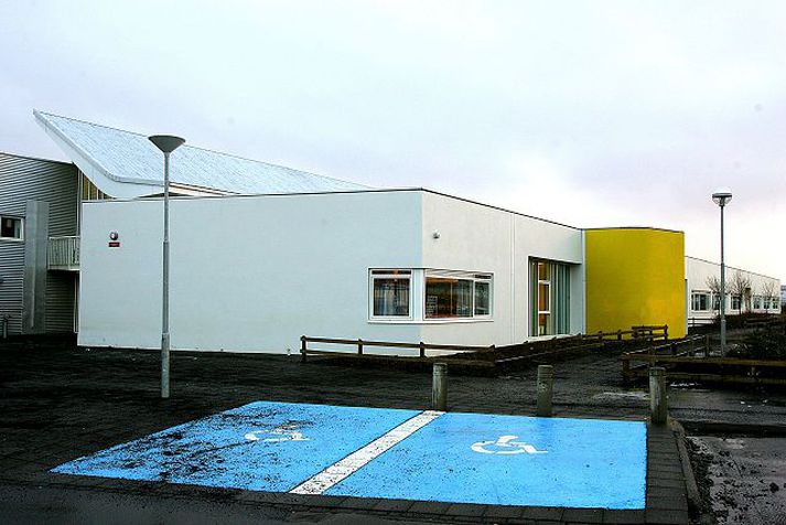 Íbúar í Grafarvogi hafa mótmælt hugmyndum sem uppi voru um að breyta grunnskólanum Engjaskóla í safnskóla. Fréttablaðið/Vilhelm