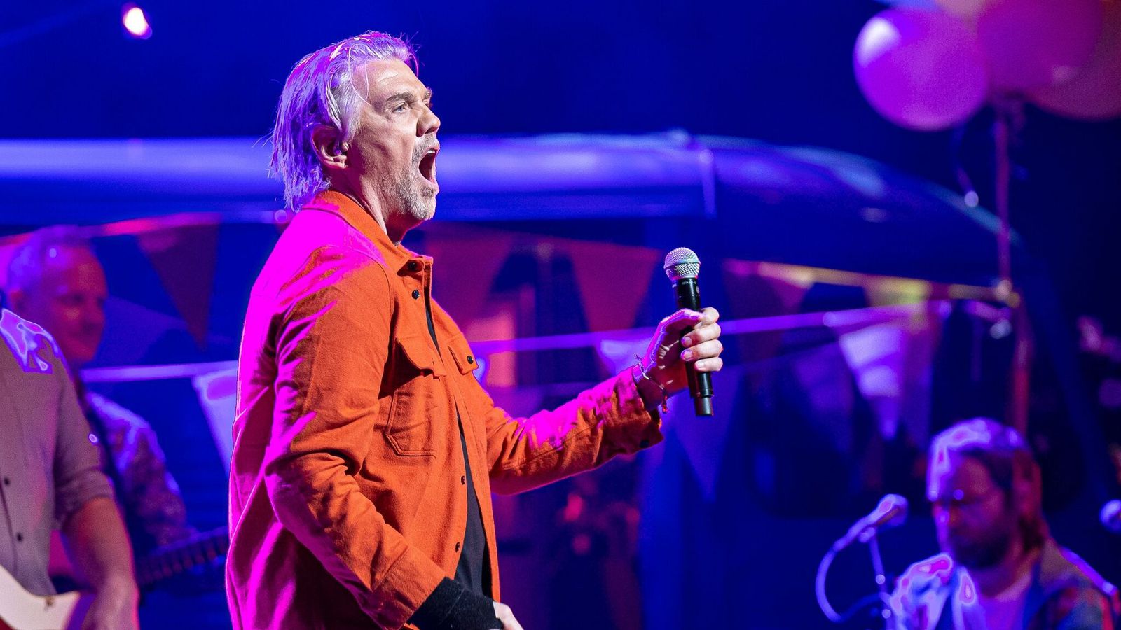 Hlýja og nánd heima og uppi á sviði