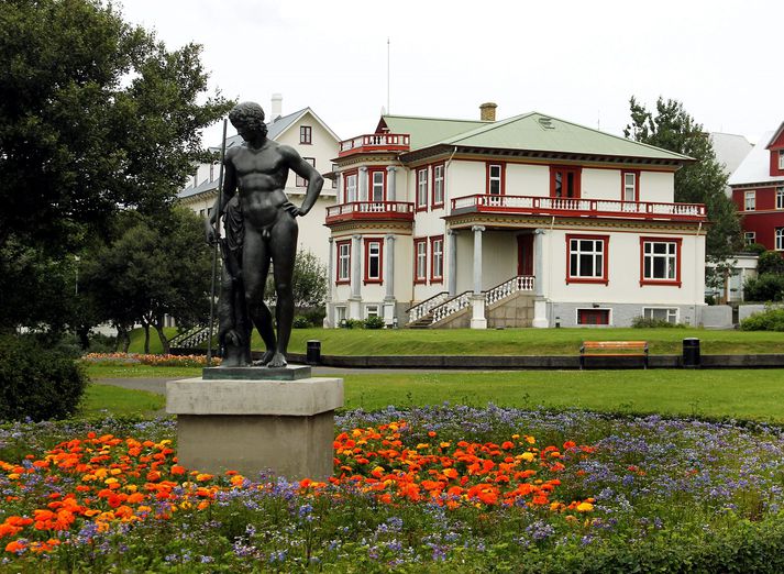 Hallargarðurinn er staðsettur á mótum Skothúsvegar og Fríkirkjuvegar. Í garðinum stendur hús Thors Jenssonar auk aðalbyggingar Kvennaskólans í Reykjavík.