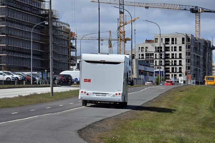 Ferðamaðurinn áttaði sig á mistökum sínum eftir að hafa keyrt um 200 metra niður göngustíginn.