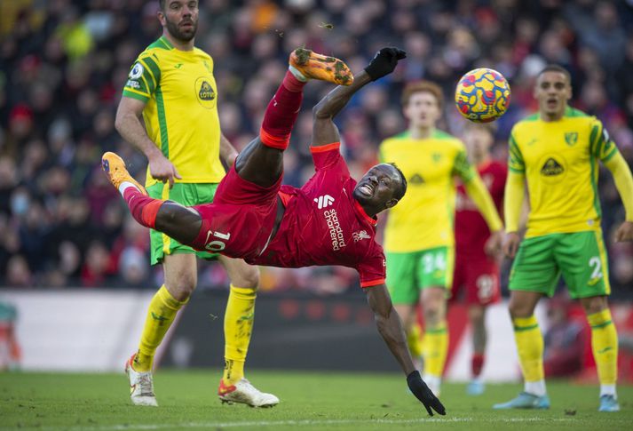 Sadio Mane skorar hér markið sitt á móti Norwich í ensku úrvalsdeildinni um helgina.